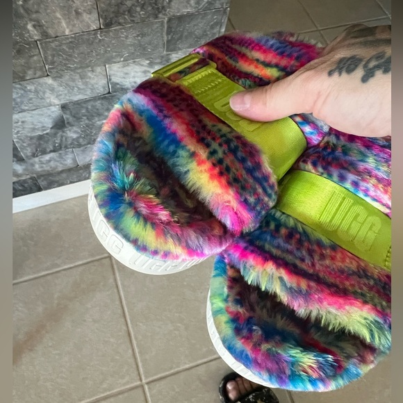 UGG Fuzzy Slippers size 7 - Picture 9 of 12